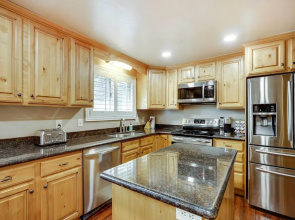 Updated Ranch Apartment w/ Deck - 9 Mi to Downtown