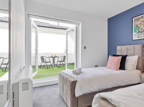 Right On : Bright On Apartment 1C | By My Getaways