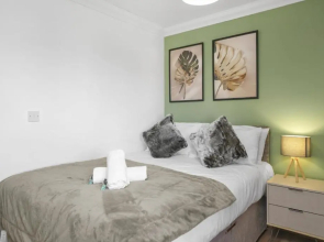 3 Bedroom, 2 Bathroom Apartment in Milton Keynes by HP Accommodation - Free WiFi & Parking