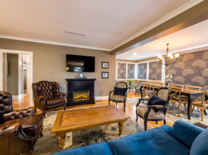 Hedge House- luxury space style location