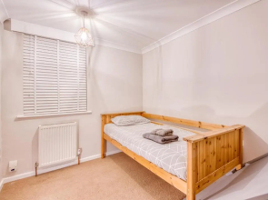 Modern house near town centre and racecourse