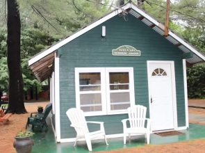 The Elms Waterfront Cottages