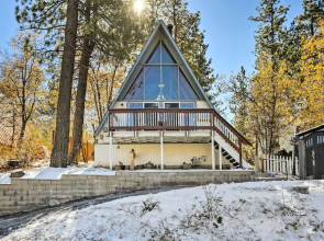 Cozy A-frame w/ Hot Tub Near Arrowbear Lake!