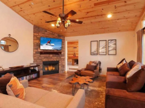 Mountain Air by AvantStay Stunning Log Cabin in Big Bear w Pool Table