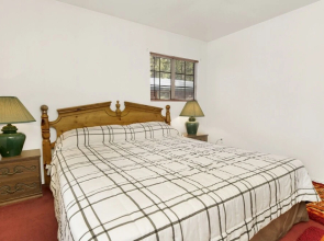 2222-cozy Summit 4 Bedroom Home by RedAwning