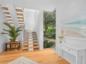 Luxurious 5-bed Home by Avoca Beach