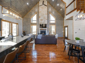 Brand New Sunrise Retreat 2 Bedroom Sleeps 8, 2 Decks, Hot Tub, Firepit