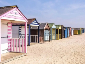 Coastal Retreat for 8 With Hot Tub - Walk to Beach