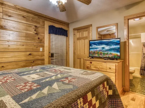 Er203 Living the Dream 4 Bedroom Cabin Close to Town by RedAwning