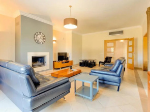 Villa Albufeira Golf Dois Superb V5 sleeps 12 Short Walk to Albufeira Centre
