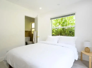 Bright Comfortable Apt in Victoria Park