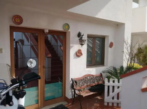 Bilocale 55 mq soggiorno cucina open, una camera matrimoniale ,con Giardino privato e corte