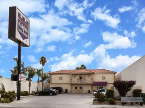 Howard Johnson by Wyndham Bakersfield