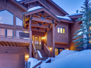 Nangle Woods  4 Bedroom Townhouse by RedAwning