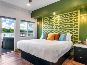 Lake Escape 1 Bedroom Villa by Redawning
