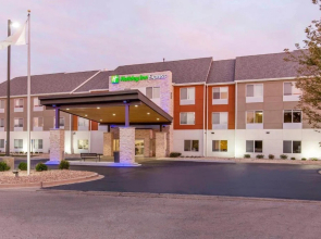 Holiday Inn Express & Suites Chicago West - St Cha