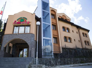 Hotel Emaly Green