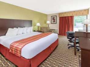Days Inn & Suites by Wyndham Madison Heights MI