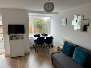 Comfy 2 Bed House Located at Wareham Train Station