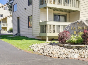 Cozy Mammoth Lakes Studio: 5 Mi to Ski Slopes