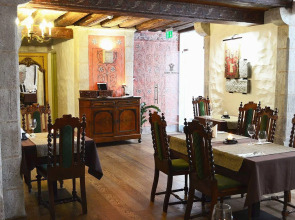 Отель Three Crowns Residents