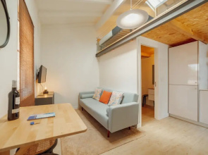 Mezzanine Stylish Apartment Q by Vacationy