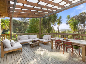 Tui Song Lodge - Raglan Holiday Home