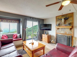 Smokies Condo 3 Mi to Nat'l Park + Hot Tub Access