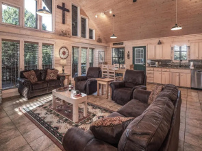 Wine N Pines, 2 Bedrooms, Sleeps 6, Hot Tub, Fireplace, Flat Panel TV
