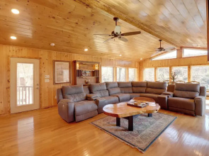 Family-friendly Riverfront Manor on the Little Red