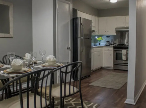 Luxury 2 Bed Condo Near Downtown