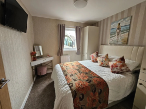 1 Bed Cabin - Sleeps 2 - Pets - 2 Min To Beach