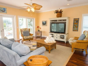 102 6th St S- Upstairs 3 Bedroom Home by RedAwning