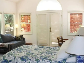 Charming House With Private Pool in Beautiful Location, Sonoma House 1008