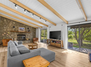 The Red House - Near Golf, Beaches & Communal Pool by Yosemite Region Resorts