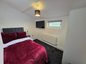 5 Beds, 7 Guests, Private Garden, Free Parking