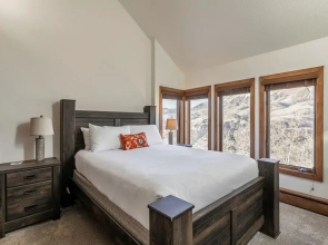 Crystal Chalet 12 by AvantStay Close to Town w Views of San Sofia Ridge