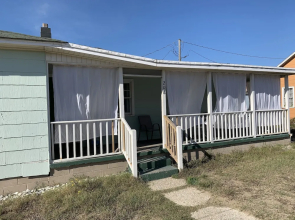 Queen Anne's Revenge At The Beach 3 Bedroom Cottage by RedAwning