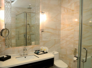 Pacific Regency Hotel Suites