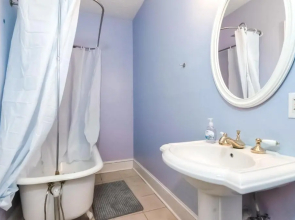 The Broadway Bungalow Walk to Riverwalk Dining!