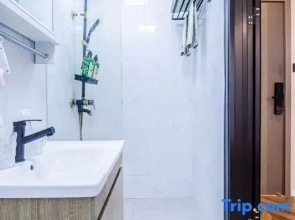 Xinao Serviced Apartment (Shanghai South Railway Station Caobao Road Subway Station)