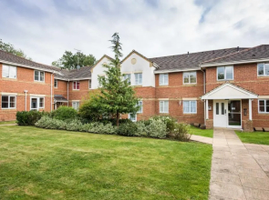 Comfortable ground floor flat sleeps up to 4 with private parking by Sussex Short Lets