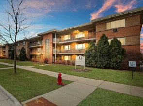 Posh 1BR Apartment in Arlington Heights