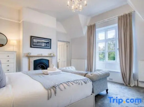 The Old Rectory - 5 Bedroom Holiday Home - Llanedi
