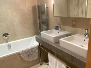 Swimming pools Apartment in Ocean Village - 2 bed 2 bath Rock view