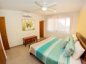 Sophisticated 2BR condo in heart of town by Happy Address