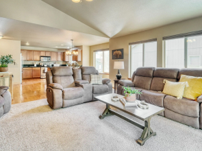 Hot Tub, Air Hockey, Foosball, Deck Lounge Near Sunriver & Mt. Bachelor Skiing