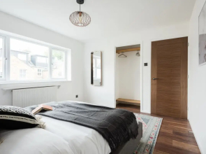 The Century Chalet - Contemporary 2BDR Townhouse with Parking