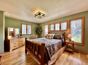 Blue Pine Forest Lodge 3 Bedroom Cabin