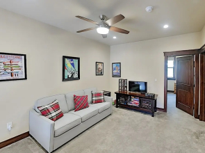 Upscale Decks, Heated Garage, Near Shuttle 3 Bedroom Townhouse